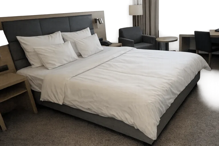 Sauberes Hotelzimmer mit modernem Mobiliar und hygienischer Bettwäsche.