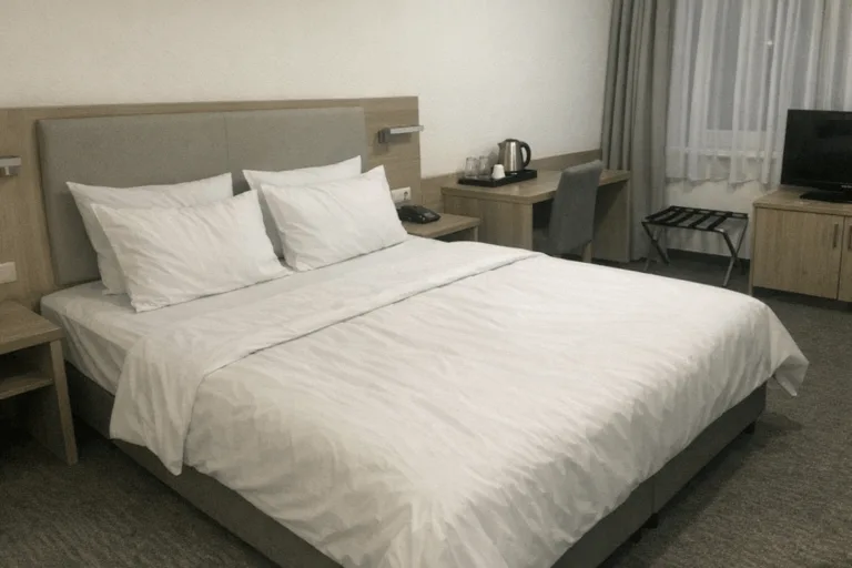 Sauberes Hotelzimmer als Symbol für diskrete Bettwanzenbekämpfung im Gewerbe