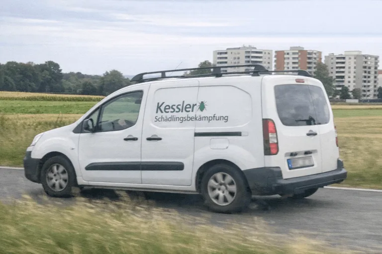 Schädlingsbekämpfungsfahrzeug auf dem Weg zum Kunden in Baden-Württemberg.